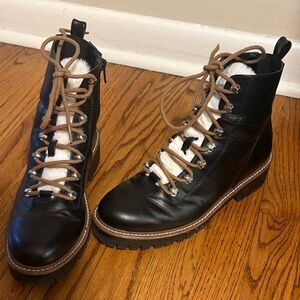 Lace up boots with Sherpa detail